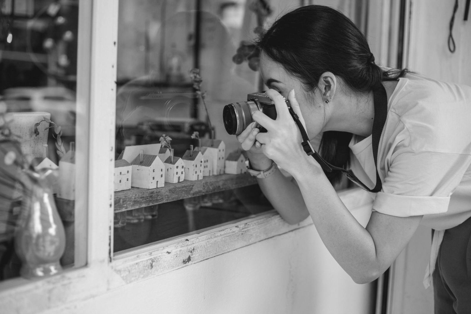 Participant adjusting lighting setup